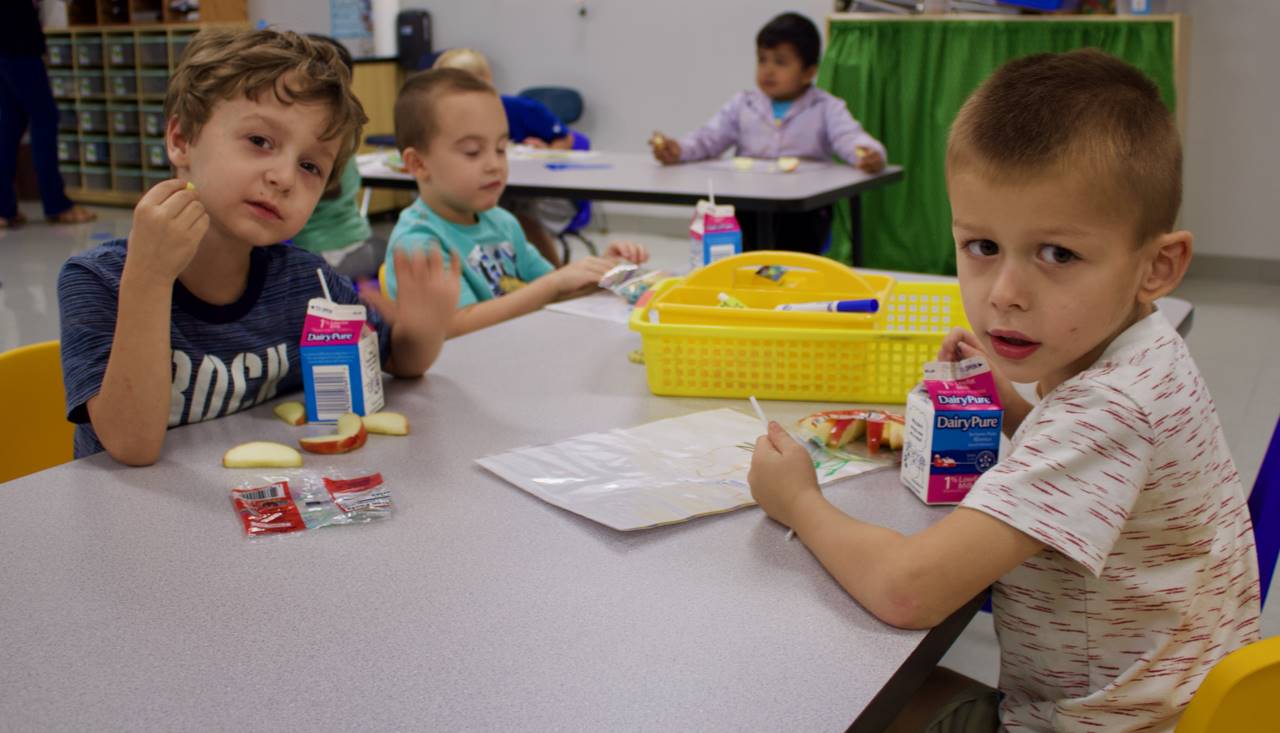 preschoolers eating snack